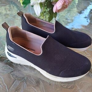 Skechers woman Sneakers. Arch comfort! Size 8.5 Slip on shoes Black/White/Pink